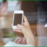 Erstaunlich asiatische Frau Hände Mit Smartphone social Media Konzept